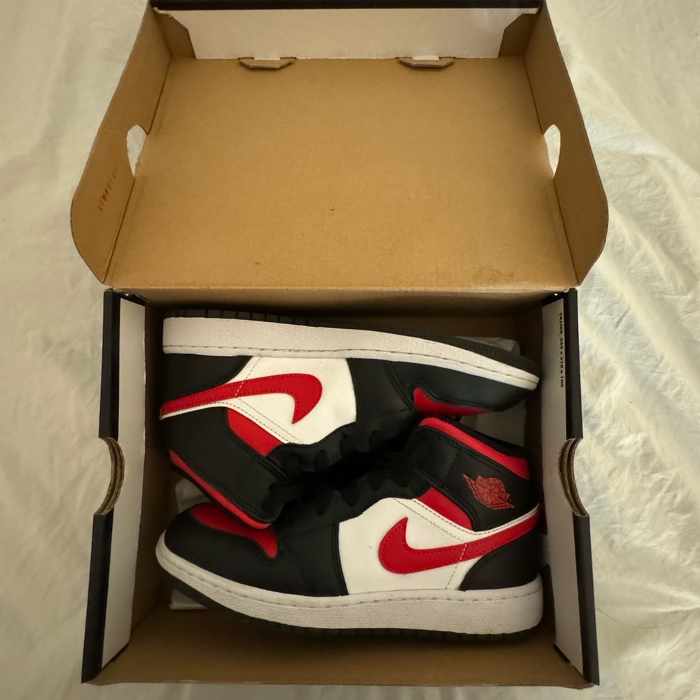 Air Jordan 1 Mid GS ‘Black Fire Red’